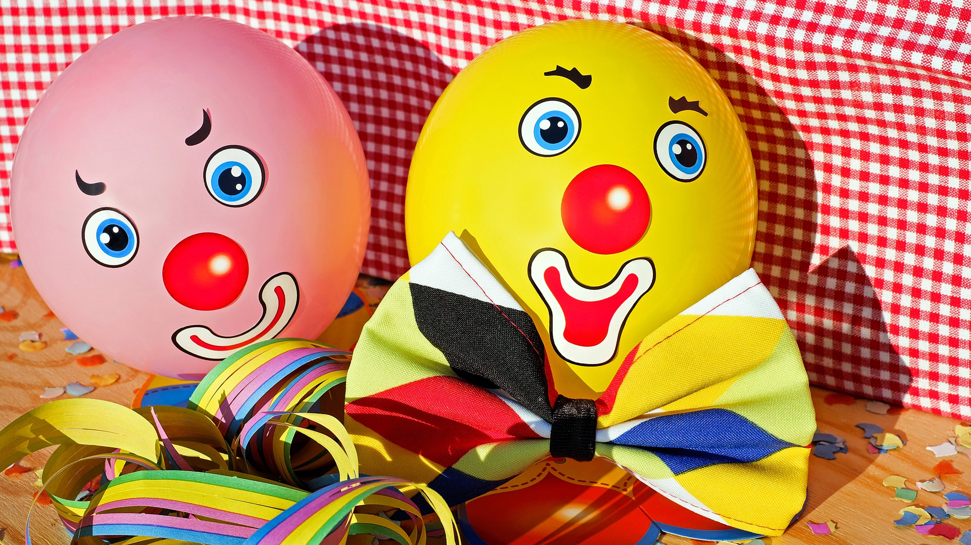 Детям о дне смеха. День смеха. Клоун с шариками. 1 Апреля день смеха. Поделки на день смеха.
